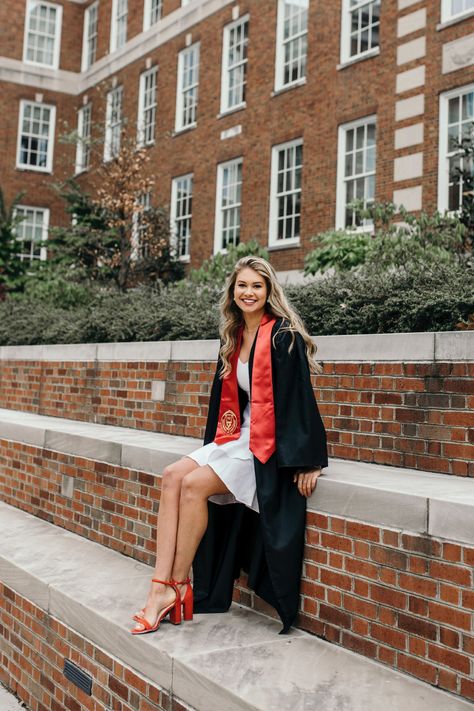 Convocation Poses, College Graduation Pictures Outfits, White And Black Theme, Graduation Pictures Outfits, Law Graduation, Grad Portraits, Grad Picture Ideas, Grad Poses, Cap And Gown Pictures