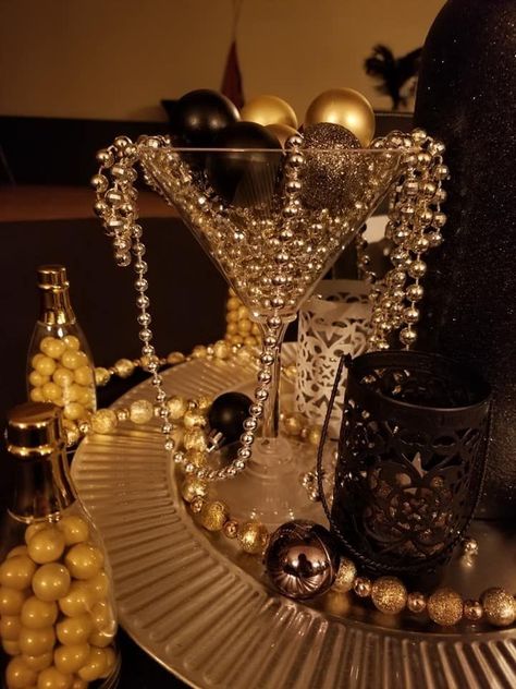 Gatsby Centerpieces, Great Gatsby Prom Theme, Gatsby Sweet 16, Great Gatsby Decorations, Great Gatsby Party Decorations, Roaring 20s Birthday Party, Gatsby Decorations, Great Gatsby Prom, Gatsby Birthday Party