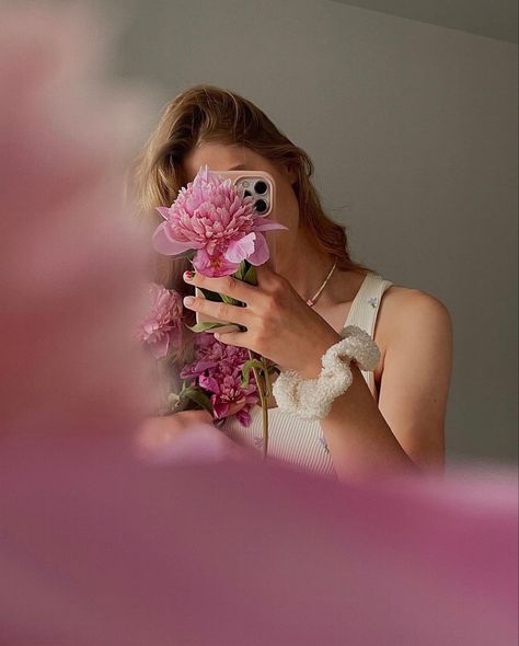 Film Photography Tips, Flower Photoshoot, Photographie Portrait Inspiration, Creative Portrait Photography, Photography Posing Guide, Model Poses Photography, Instagram Ideas Photography, Portrait Photography Poses, Best Photo Poses