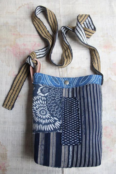 Boro Bag, Jeans Recycling, Embroidery Sashiko, Recycling Crafts, Indigo Dyed Fabric, Japanese Boro, Sashiko Stitching, Boro Stitching, Denim Bags