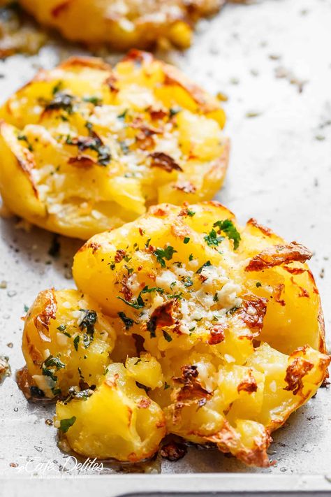 Garlic Parm Smashed Potatoes, Smashed Potatoes Baked Parmesan, Smashed Roasted Potatoes, Parmesan Smashed Potatoes, Smashed Potatoes Baked, Garlic Smashed Potatoes, Smashed Potatoes Recipe, Crispy Garlic, Parmesan Potatoes