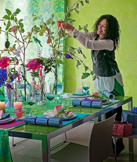 An Interview full of colour with Tricia Guild, Creative Director and Founder of Designers Guild - Le Blog Christmas Homes, Dream Christmas, Tricia Guild, Kitchen Conversion, Architecture Tattoo, Pretty Tables, Floral Garland, Designers Guild, Beautiful Textures