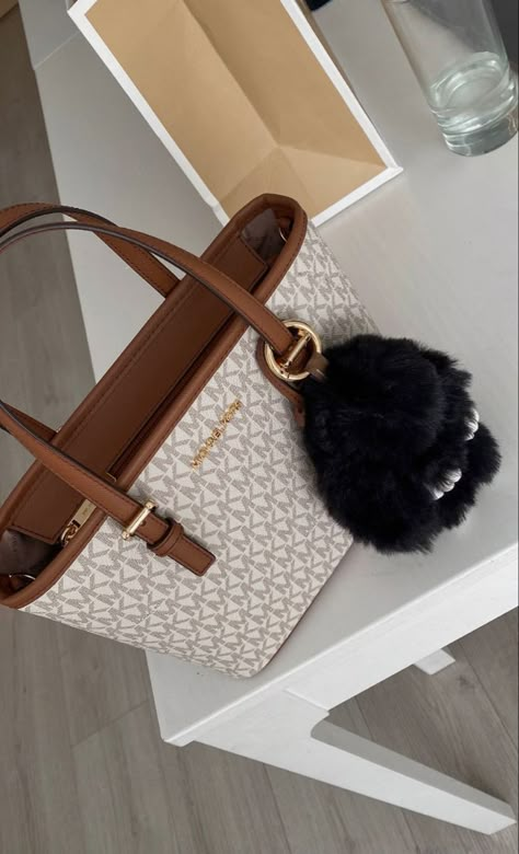 Mk Purse Michael Kors, Big Purse Aesthetic, Cute Purses Aesthetic, Michael Kors Bag Outfit, Purses Aesthetic, Tote Bag Inspo, Tote Bag Michael Kors, Mk Handbags Michael Kors, Purse Aesthetic