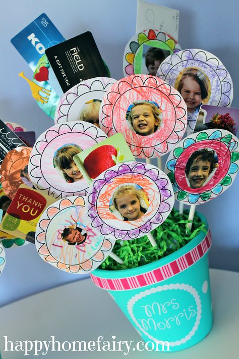 Teacher gift idea: a DIY gift card bouquet! Back To School | Teacher Appreciation | SampleHouse Teacher Gifts From Class, Teacher Birthday Card, Card Bouquet, Gift Card Bouquet, Happy Home Fairy, Diy Mother's Day Crafts, Teacher Wedding, Teacher Gift Card, Teacher Birthday Gifts