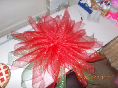 Poinsettia Wreath Tutorial Deco Mesh, Mesh Poinsettia Wreath, Poinsettia Wreath Tutorial, Poinsettia Decorations, Diy Poinsettia, Patriotic Door Decorations, Mesh Projects, Ribbon Wreath Diy, Mesh Crafts