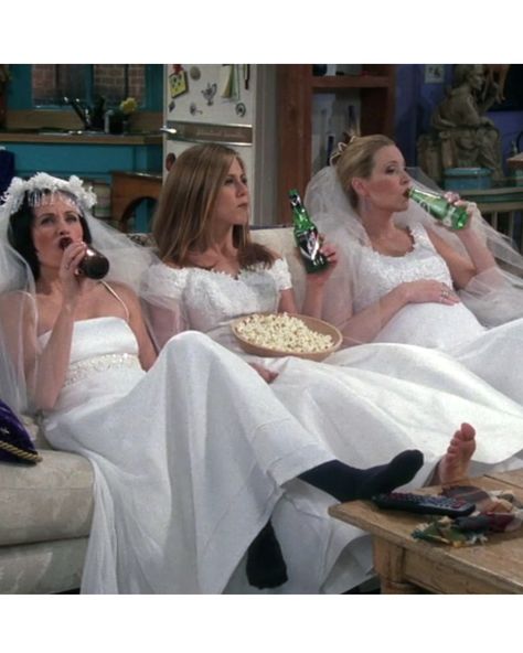 Who could forget the iconic and so-totally-'90s dresses worn by Monica, Rachel, and Phoebe (Courteney Cox, Jennifer Aniston, and Lisa Kudrow) in the episode "The One With All the Wedding Dresses"? Monica Rachel, Tv Weddings, Film Netflix, Friends Scenes, Jenifer Aniston, Friends Poster, Ross Geller, Friends Cast, Phoebe Buffay