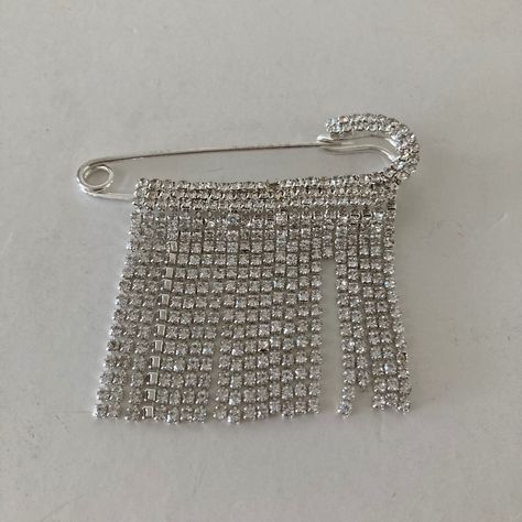 Nwot Anthropologie Serefina Crystal Rhinestone Silver Safety Pin Brooch New Without Tags, Missing One Of The Rhinestone Links. Fast Shipping Red Hair Bow, Tortoise Hair, Safety Pin Brooch, Color Block Scarf, Anthropologie Accessories, Fur Bag, Claw Hair Clips, White Headband, Black Chain