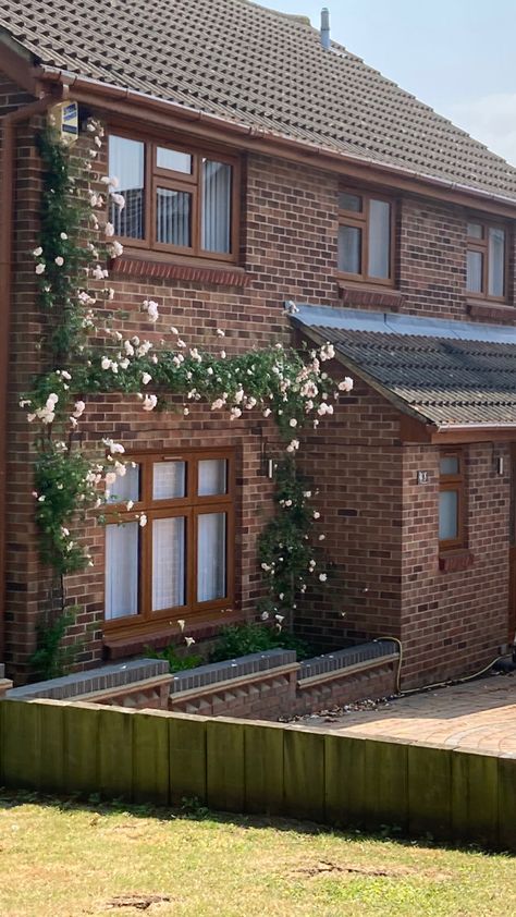 Brick house with flowers and leafs on the house surrounding the windows. Country house aesthetic Vines On Brick House, Cute Brick House, Country House Aesthetic, Old Brick House, House With Flowers, Red Windows, House Brick, Season Change, Ivy House