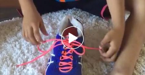 Shoelaces have a reputation for being a bit tricky for kids to master, but thanks to this video, 6.3 MILLION people have seen an easy way to shoelace tying. Show Tying Tricks, Tie Shoes Kids Teaching, Tieing Shoelaces, Tie Shoes Kids, Shoe Tying Trick, Shoelace Tying, Tying Laces, Ways To Tie Shoelaces, Shoe Tying