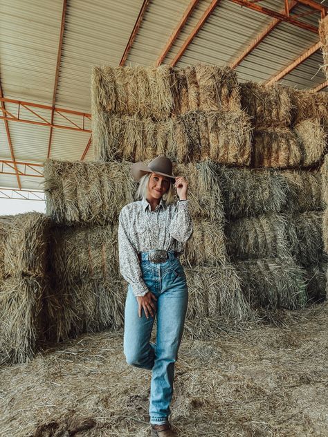 Tomboy Cowgirl Outfit, 80s Western Fashion, Granola Cowgirl, Stockshow Outfits, Rodeo Fits, Punchy Cowgirl, Punchy Outfits, Western Fits