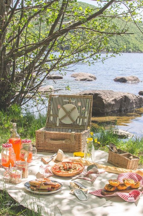 Cottage Core Picnic, Cottagecore Picnic, Picnic Inspiration, Hijau Mint, Cottage Aesthetic, Romantic Picnics, Fotografi Vintage, Picnic Date, Perfect Picnic