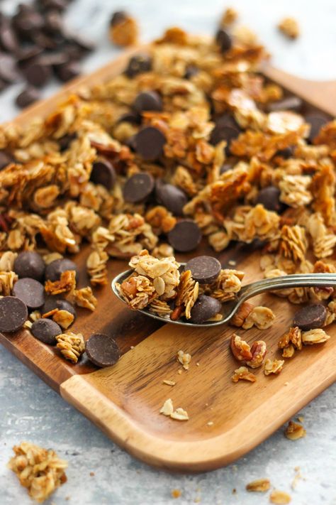 Chocolate Chip Granola Recipe, Granola Maison Healthy, Nut Free Granola Recipe, Chocolate Granola Recipe, Nut Free Granola, Chocolate Chip Granola, Snacks Chocolate, Healthy Cinnamon Rolls, Easy And Healthy Breakfast