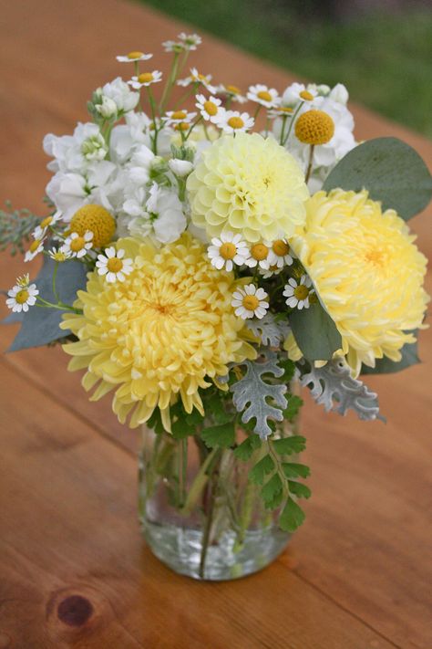 Spring Flower Arrangements Centerpieces, Spring Flower Arrangements, Beauty Flowers, Diy Arrangements, Trendy Flowers, Deco Floral, Spring Flower, Flower Farm, Flower Centerpieces