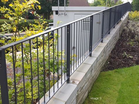 flat top metal fencing Iron Railings Outdoor, Metal Garden Fencing, Wrought Iron Stair Railing, Steel Balustrade, Metal Railing, Wood Fence Design, Iron Stair Railing, Welded Furniture, Wrought Iron Stairs