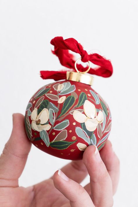 Hand Painting Ornaments Diy, Hand Painted Ceramic Baubles, Decorating Clear Ornaments, Diy Handpainted Ornaments, Painting Ceramic Ornaments, How To Paint Ornaments, Painted Baubles Christmas, Painted Ornaments Christmas Diy, Christmas Bulb Crafts