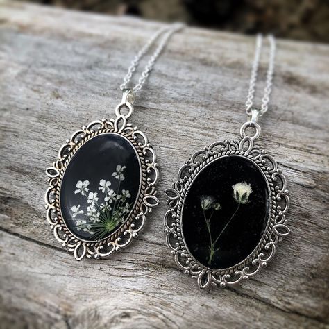 Resin Jewelry Making Necklaces, Witchy Resin Jewelry, Black Resin Jewelry, Hand Painted Resin Jewelry, Resin Jewelry Ideas, Resin Aesthetic, Aesthetic Pendant, Black And White Necklace, Unique Jewelry Vintage