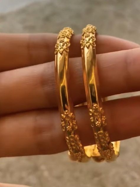 Gold Chudi, Gold Bangles Design Latest, Simple Gold Bangle, Latest Earrings Design, Bangles Collection, Wedding Jewelry Sets Bridal Jewellery, Bead Hair, Bangle Design, Delicate Gold Jewelry