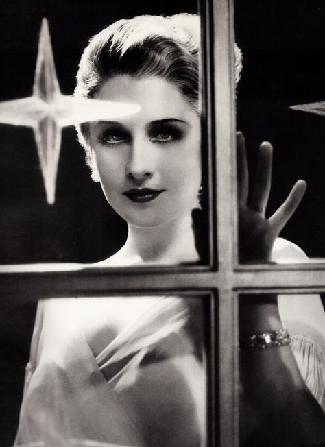 Portrait of Norma Shearer for Strange Interlude. Photo: George Hurrell, 1932. Adrienne Ames, Stars D'hollywood, George Hurrell, Norma Shearer, Loretta Young, Christmas Portraits, Jean Harlow, Classic Movie Stars, Classic Actresses