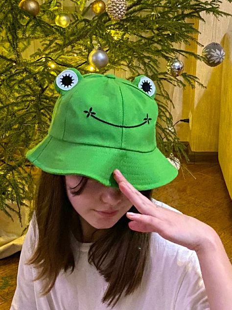 Frog Girl Aesthetic, Frog Hat Outfit, Frog Hat Aesthetic, Green Bucket Hat Outfit, Froggy Aesthetic, Froggy Bucket Hat, Runaways Cast, Aesthetic Bucket Hat, Bucket Hat Aesthetic