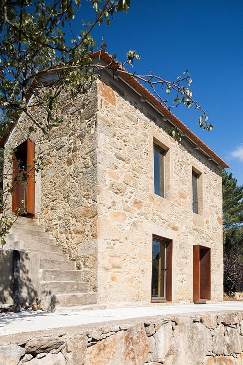 Architecture Renovation, Case In Pietra, Stone Building, Old Stone Houses, Retreat House, Stone Facade, Stone Architecture, Stone Masonry, Casa Exterior