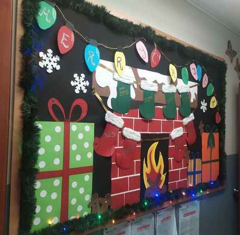 Fireplace Hallway Decoration School, Christmas Fireplace Bulletin Board, Christmas Chimney Bulletin Board Ideas, Christmas Display Classroom, Christmas Display Ideas Nursery, Christmas Teacher Board Ideas, Christmas Wall Displays Classroom, Christmas Art Display, Fireplace Bulletin Board Ideas