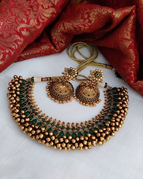 Nayan Choker With Matching Jhumkas ~ South India Jewels Saree With Choker Necklace, Saree Jewellery Necklaces, Small Choker Necklace Indian, Latest Choker Necklace Designs, India Earings, Jwellary Design, Bijoux Art Nouveau, Antique Necklaces Design, Choker Necklace Designs