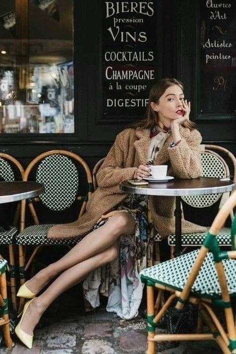 Love is all....♥♥♥ Vintage Parisian Aesthetic, Parisian Breakfast, City Fashion Photography, Paris Shooting, Photography Studio Decor, Girl In Paris, Vintage Parisian, Parisian Aesthetic, Paris Vibes