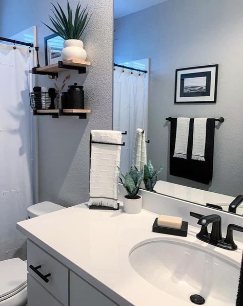 Apartment Bathroom Aesthetic Luxury, Apartment Restroom Decor Ideas, Apartment Aesthetic Black Women, Kitchen Ideas Decoration Apartments, All Black Bathroom Ideas Decor, Small Master Bath Decor Ideas, Black Bathroom Apartment, Black Themed Apartment, Guys House Decor