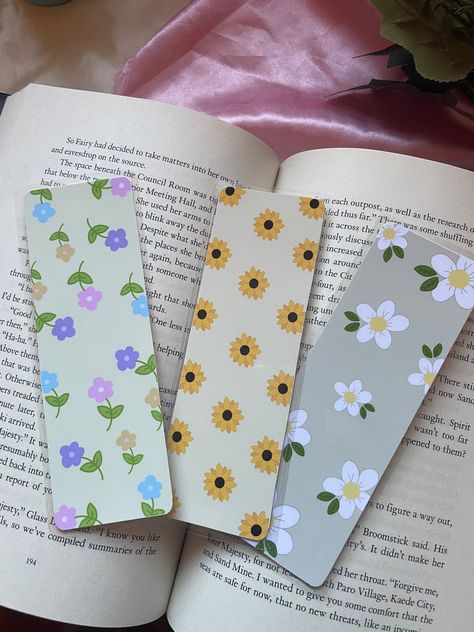 Penanda Buku, Handmade Bookmarks Diy, Diy Crafts Bookmarks, Creative Bookmarks, Bookmark Craft, Paper Bookmarks, Flower Bookmark, Cute Bookmarks, Diy Bookmarks