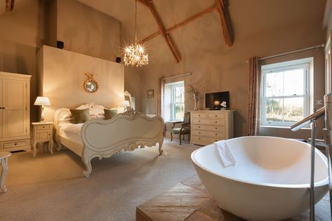 Eye For Design: Decorating Trend......... Bathtubs In The Bedroom Bedroom With Bathtub, Open Plan Bathrooms, Babington House, French Style Bedroom, Bedroom With Bathroom, Bedroom With Bath, Bedroom Trends, Bathtub Design, Bedroom Images