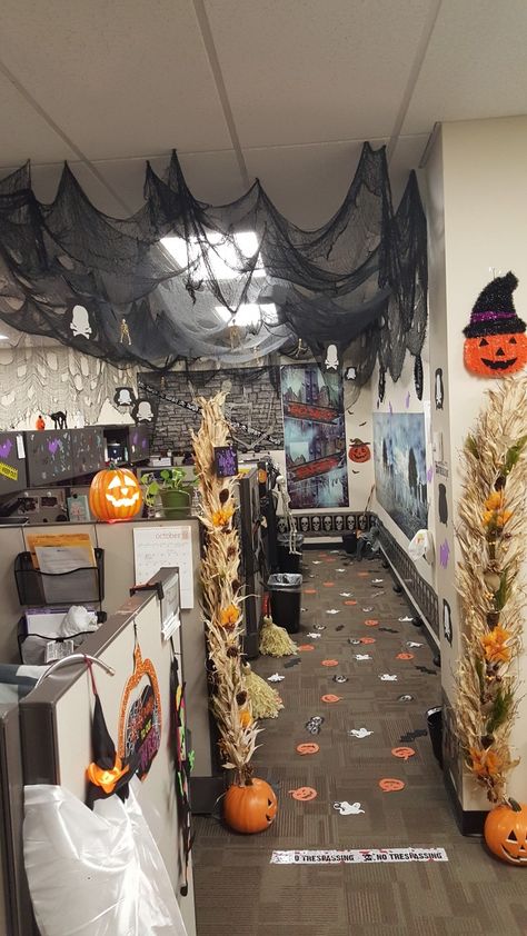 Halloween Buisness Decorations, Halloween Decorations Workplace, Reception Desk Halloween Decorations, Halloween Decoration Ideas For Office, Breakroom Halloween Decor, Haloween Decoracion Office, Halloween Break Room Ideas, Halloween Themed Office Decor, Halloween Clinic Decorations