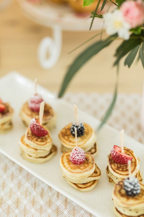 Bridal Party Foods, Pancake Skewers, Engagement Brunch, Wedding Shower Brunch, Bachelorette Brunch, Idee Babyshower, Champagne Brunch, Baby Shower Brunch, Bridal Shower Food