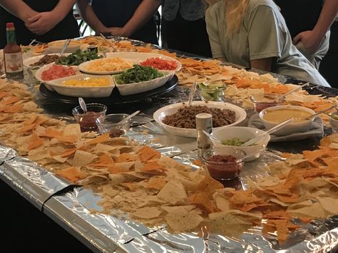 Make feeding a mess of young people easier with this nacho bar! Cover the island countertop in foil to make clean up easier. Drop piles of chips for each person, and put out bowls of toppings. This would be great for a taco bar too!!! Island Nacho Bar, Kitchen Island Nacho Bar, Table Nachos Taco Bar, Table Top Nachos, Nacho Bar On Island, Nacho Table Party Ideas, Nacho Bar Table, Nacho Table, Nacho Bar Party