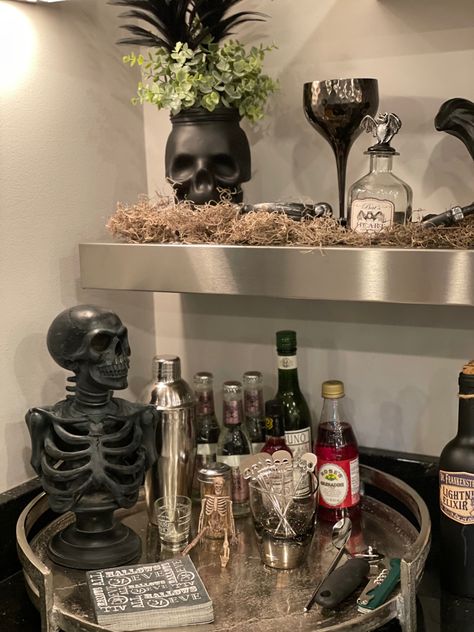 #halloween #bar #skeleton #skull Halloween Party Bar Set Up, How To Decorate Your Kitchen Counters, Halloween Bar Decor, Dark Academia Party, Scorpion Halloween, Witches Dinner, Halloween Bar Cart, Halloween Party Bar, Halloween Food Dinner