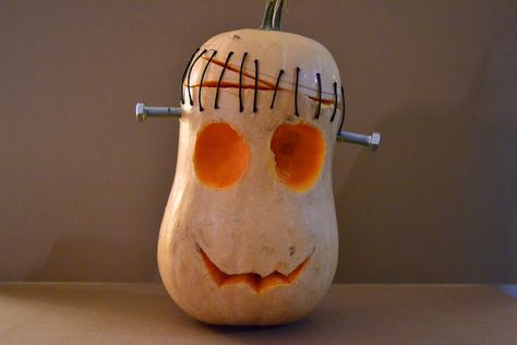 La chica de la casa de caramelo: Calabaza Frankenstein para Halloween Pumpkin Carving Ideas Frankenstein, Craft Pumpkin Carving, Textile Art Dolls, Diy Decoracion, Halloween Pumpkin Designs, Halloween Pumpkins Carvings, Zombie Halloween, Pumpkin Crafts, Halloween Deco