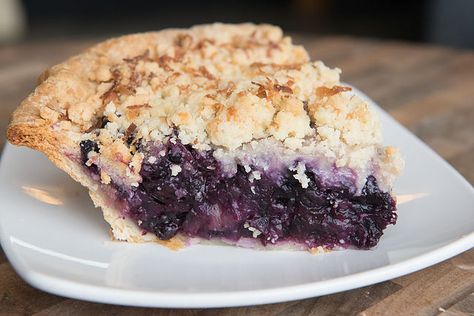 Blue Hawaiian Pie - blueberries, crushed pineapple, coconut, streusel top. Rhubarb Oatmeal Bars, Blueberry Crumb Pie, Blueberry Crumble Pie, Rhubarb Oatmeal, Crumb Pie, Blackberry Pie, Cake Mug, Pie Crumble, Blueberry Crumble