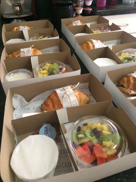 Fancy Packed Lunches, Conference Lunch Ideas, Lunch Box Catering, Coffee Break Catering, Boxed Lunch Catering, Breakfast Delivery, Lunch Saludable, Farmers Table, Wedding Lunch