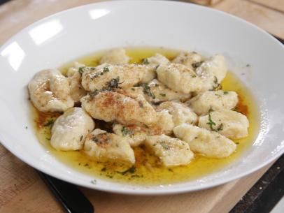 Mascarpone and Lemon Gnocchi Recipe | Giada De Laurentiis | Food Network Lemon Gnocchi, Thyme Sauce, Gnocchi Sauce, Ina Garten Recipes, Barefoot Contessa, Gnocchi Recipes, Giada De Laurentiis, Butter Sauce, Gnocchi