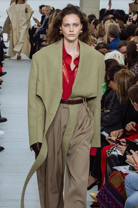 Céline SS18 pfw paris phoebe philo Phoebe Philo 2023, Old Celine Phoebe Philo, Phoebe Philo Style, Runway Photoshoot, Old Celine, Fashion Gone Rouge, Phoebe Philo, Winter Fashion Outfits, Minimal Fashion