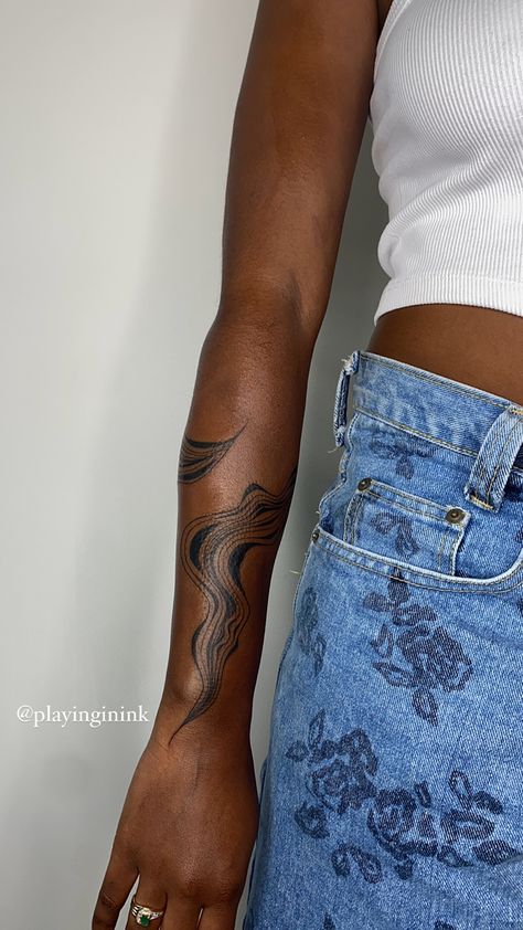 Nubian Tattoo Ideas, Tattoo Arm Female, Bicep Tattoo Black Woman, Nature Tattoos Black Women, Tattooed Sleeves Women, Women's Forearm Tattoo Ideas, Fine Line Tattoo Black Skin, Fine Line Tattoo On Dark Skin, Overcoming Obstacles Tattoo