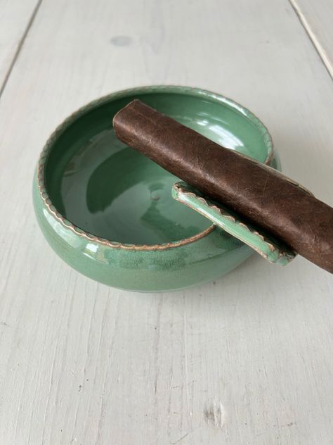 Need a sturdy and attractive place to hold your cigar? Check out the Cigar Ashtrays handmade by Ahaus Pottery. Ceramic Ash Tray Ideas, Recreational Aesthetic, Aesthetic Ash Tray, Ceramic Gifts For Men, Pottery Ashtray Ideas, Functional Ceramics Projects, Ceramic Ashtray Handmade, Pottery Gifts For Men, Clay Ash Tray Diy