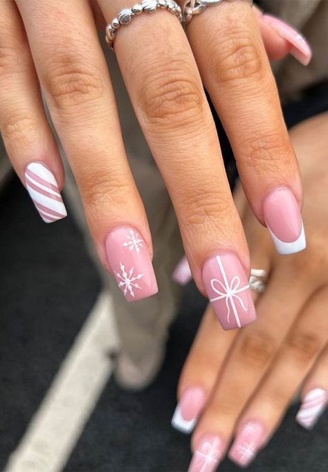 Christmas Nails For 11 Yrs Old, Winter Xmas Nails, Christmas Simple Nails Short, Basic Pink And White Nails, Christmas Acrilycs, Simple Nail Christmas Designs, Winter Christmas Nails Snowflake, Cute Nail Ideas Christmas, Acrylic Nail Designs Christmas Simple