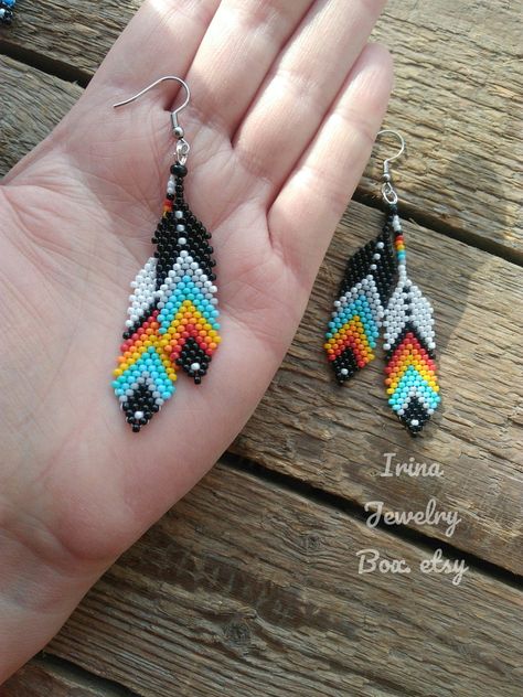 Native American Beadwork Earrings, Seed Bead Bracelets Diy, Seed Bead Bracelets Tutorials, Simple Beaded Necklaces, Seed Bead Bracelet Patterns, Earrings Feather, Beaded Earrings Native, Beaded Necklace Patterns, Beaded Earrings Tutorials