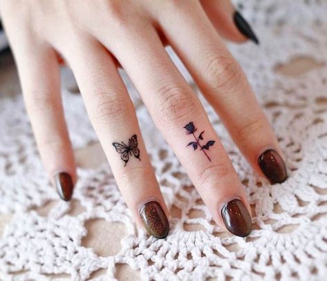 65 Unique Small Finger Tattoos With Meaning - Our Mindful Life Finger Tattoos With Meaning, Inner Finger Tattoo, Cool Finger Tattoos, Rosen Tattoo Frau, Middle Finger Tattoos, Finger Tattoos For Couples, Tiny Finger Tattoos, Cute Finger Tattoos, Tato Jari