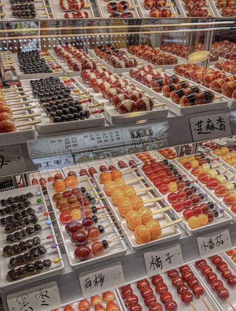 Tanghulu shop candied fruits chinese street food dessert Street Food Dessert, Chinese Deserts, Kue Macaroon, Chinese Street Food, Candied Fruits, Atami, Chinese Dessert, Food Street, Asian Desserts