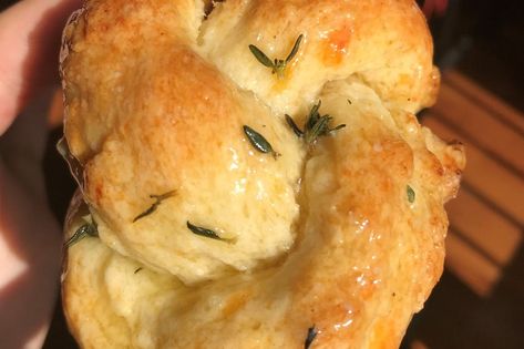 Garlic knots are far from a recent discovery -- they have been around since the 70s to prevent waste at pizzerias throughout New York. No Yeast Garlic Knots, Make Garlic Bread, Garlic Knots, Toronto Food, Garlic Cheese, Quick Breads, Recipes Homemade, Bread Recipes Homemade, The 70s