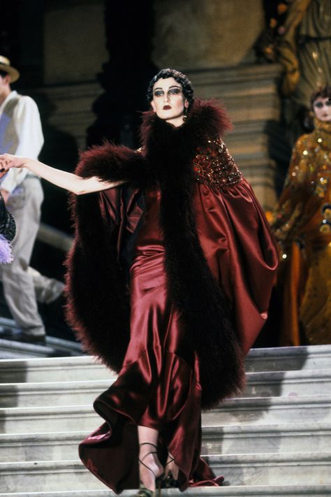 Christian Dior Spring 1998 Couture Collection Photos - Vogue Christian Dior Spring 1998 Couture, Dior Spring 1998, 1998 Couture, Erin O'connor, Galliano Dior, Dior Collection, Collection Couture, Christian Dior Haute Couture, 다크 판타지