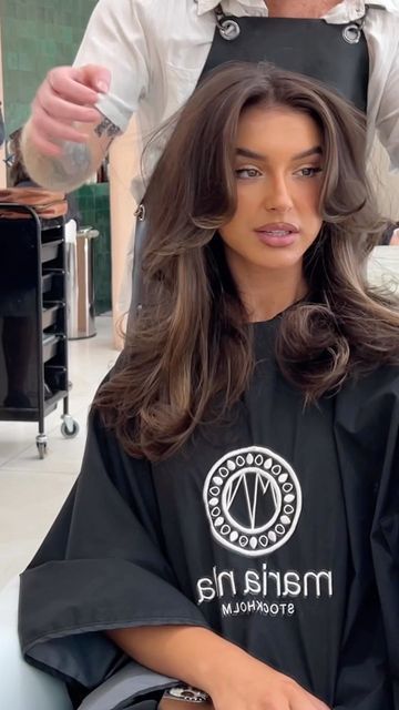 Bridal Hair Blowdry, 90s Blowdry Hair, Blow Dry 90s Hair, Short Brunette Blowout, Soft Bouncy Blowout, Brown Hair Blowout Hairstyles, Wavy Bouncy Hair, Bouncy Medium Hair, Bouncy Blowout Haircut