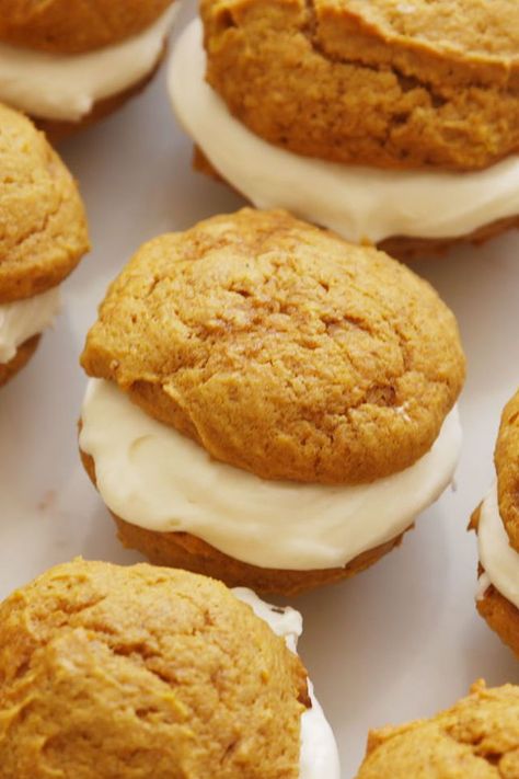 Pumpkin Whoopie Pies vertical Pumpkin Whoopie Pie Recipe, Soft Pumpkin Cookies, Whoopie Pie Recipe, Pumpkin Whoopie Pies, Pumpkin Cookie Recipe, Pumpkin Cheesecake Recipes, Whoopie Pie, Fall Stuff, Whoopie Pies