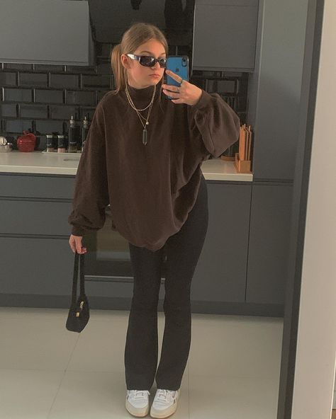 Outfits W Flared Leggings, Flares Trousers Outfit, Flared Leggings Outfit Autumn, Flare Leggings And Tank Top, Flared Bottoms Outfit, Black Flare Jumpsuit Outfit, Flare Leggings Aesthetic, Flared Joggers Outfit, Flare Leg Outfit